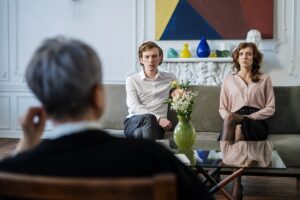 Newlyweds in marriage counselling exploring reasons for divorce